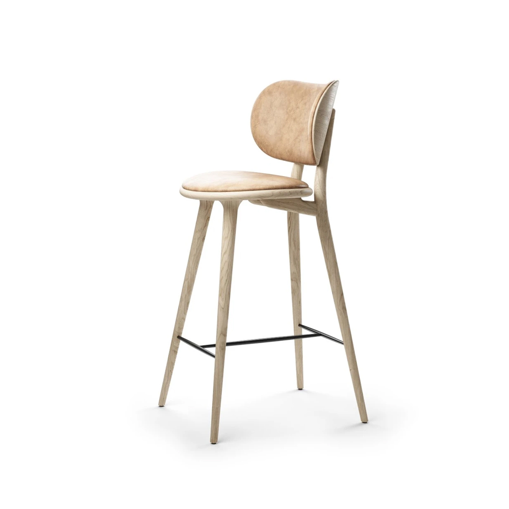 Taburete Mater High Stool Backrest bajo piel natural, base de roble lacado mate