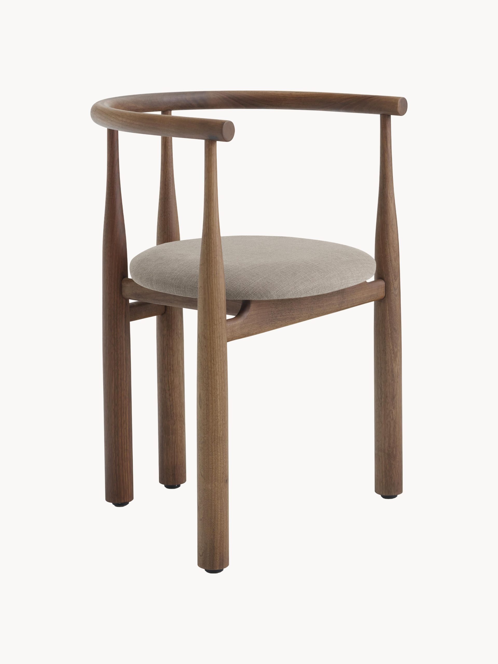 Silla con reposabrazos de madera de nogal Bukowski